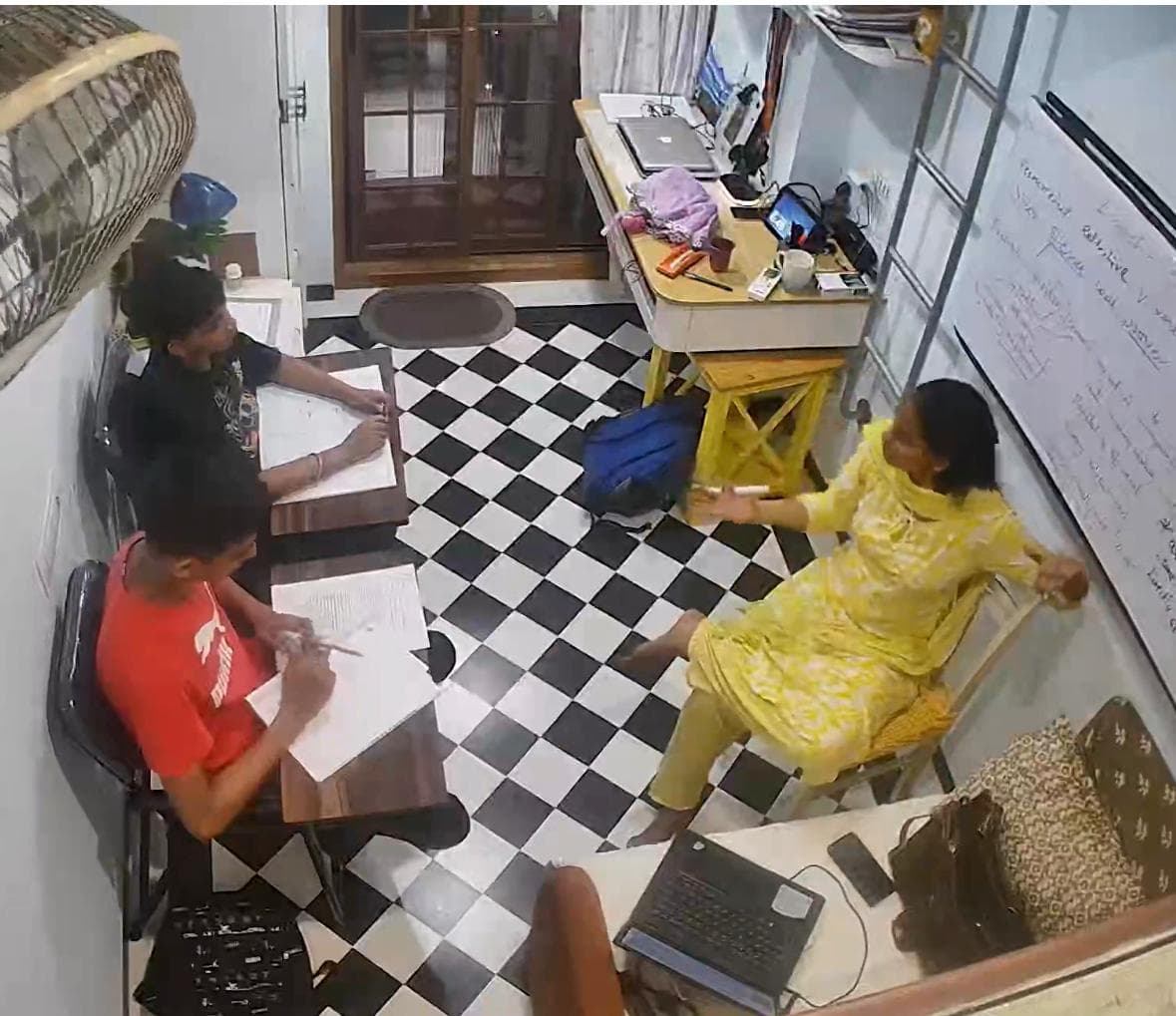 A Toplearn mentor actively guiding students in a small-batch classroom